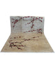 "Tappeto moderno beige con rami stilizzati e fiori rosso scuro, annodato a mano, 304x204 cm."