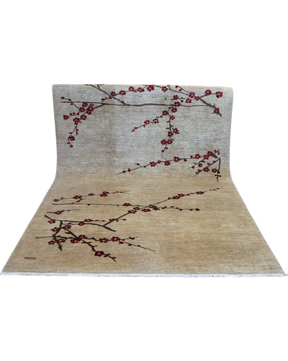 "Tappeto moderno beige con rami stilizzati e fiori rosso scuro, annodato a mano, 304x204 cm."