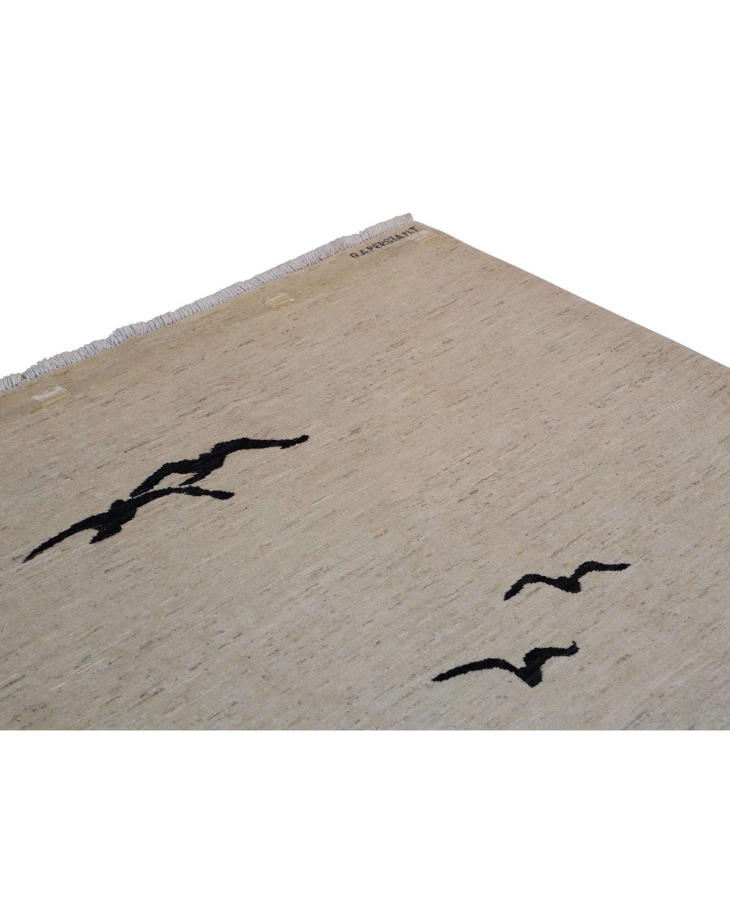 Tappeto moderno “Volo Silenzioso” 305x201 cm di Darios, annodato a mano, campo beige chiaro con uccelli neri stilizzati in volo, lana tinta vegetale, pezzo unico certificato.