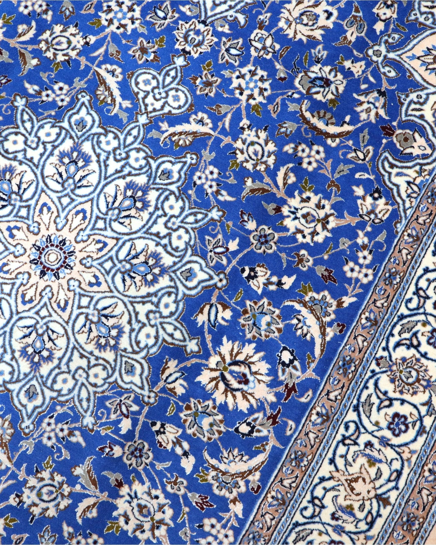 "Tappeto Nain persiano blu e avorio con medaglione centrale, 217x176 cm."