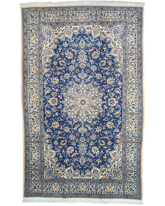 "Tappeto Nain persiano blu e avorio con medaglione centrale, 217x176 cm."