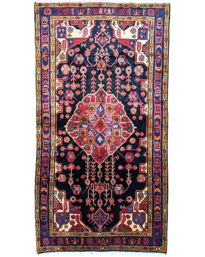 Tappeto 250x152 cm nero e rosso in soggiorno elegante con medaglione floreale persiano.