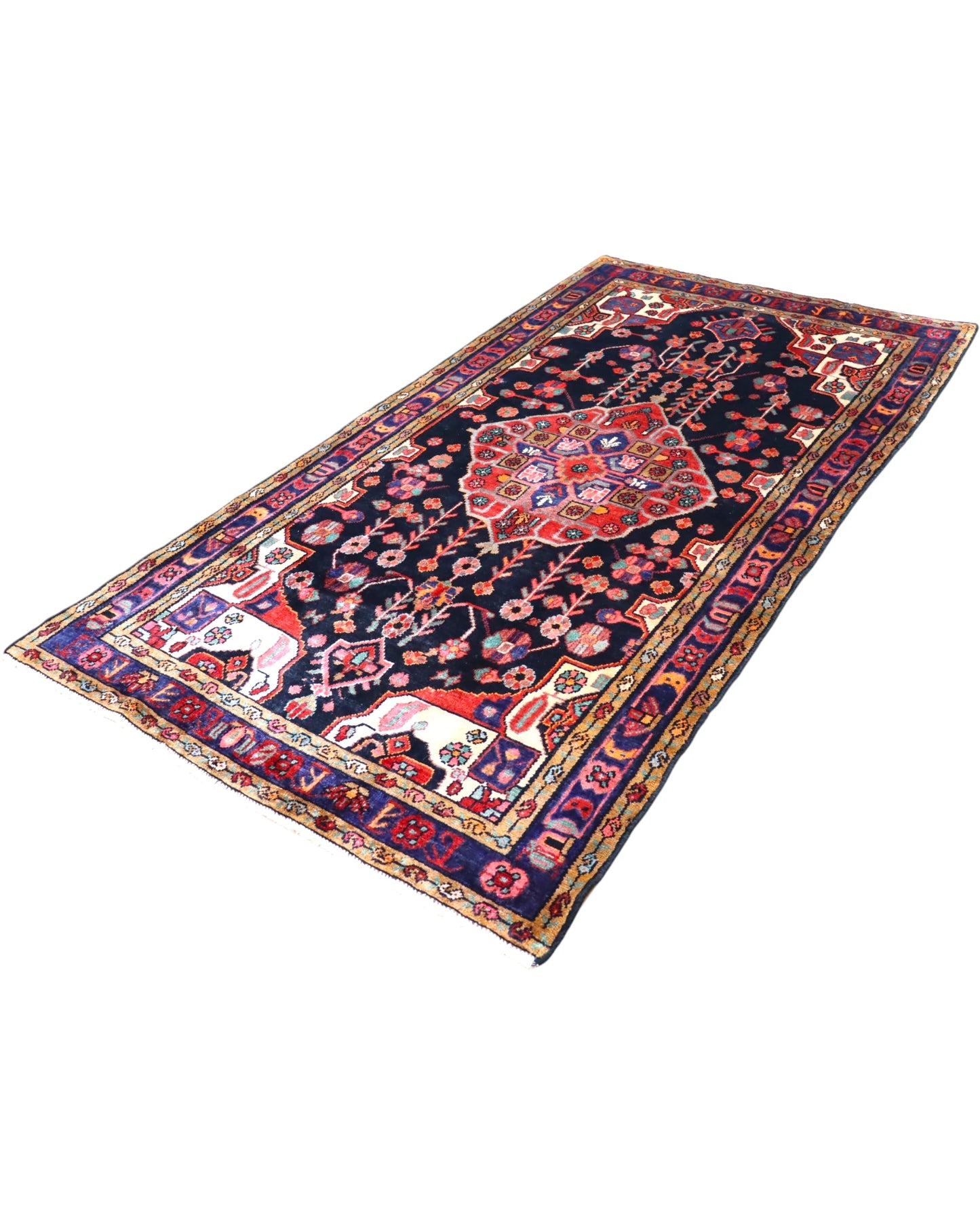 Tappeto 250x152 cm nero con motivi floreali per camera da letto classica.