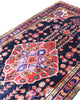 Tappeto 254x155 cm rosso e beige in camera da letto con design Bijar artigianale.