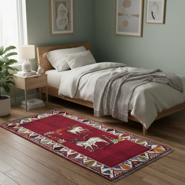 Tappeto Gashgai 185x111 cm annodato a mano, con cavalli stilizzati bianchi su fondo rosso e cornice geometrica multicolore.