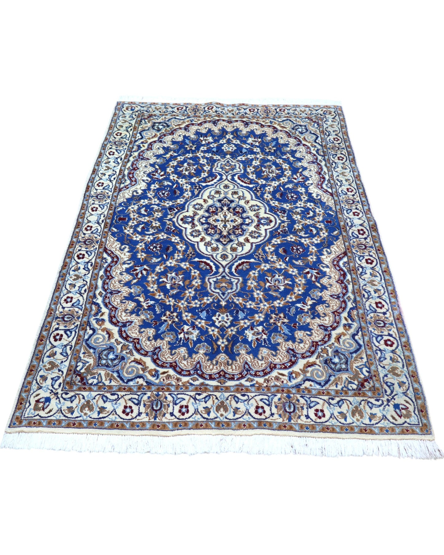 Tappeto Nain 208x120 cm persiano, annodato a mano, fondo blu con medaglione centrale avorio e motivi floreali in lana e seta.