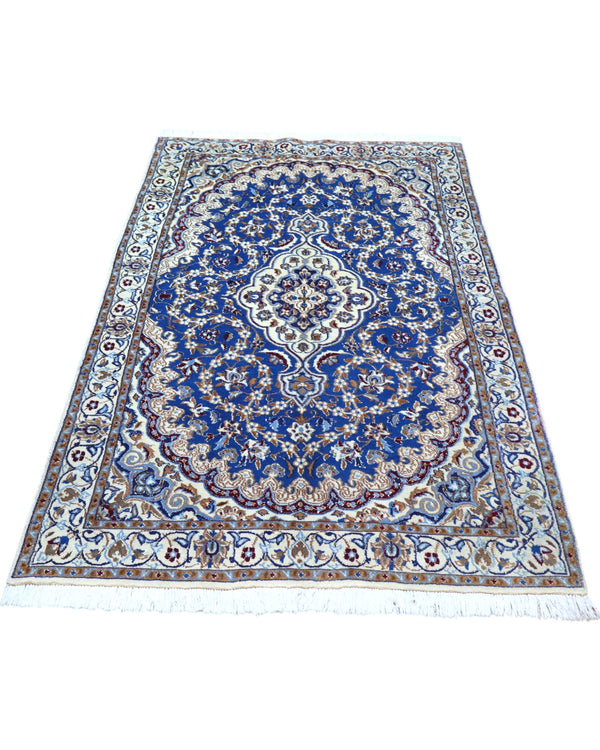 Tappeto Nain 208x120 cm persiano, annodato a mano, fondo blu con medaglione centrale avorio e motivi floreali in lana e seta.