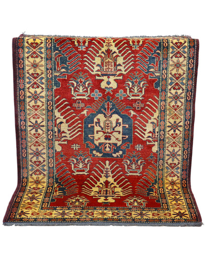 Tappeto Kazak rosso con cornice beige e motivi geometrici, annodato a mano in Afghanistan in lana e cotone con colori vegetali.