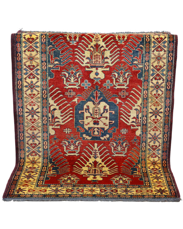 Tappeto Kazak rosso con cornice beige e motivi geometrici, annodato a mano in Afghanistan in lana e cotone con colori vegetali.
