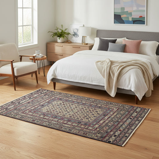 Tappeto Sumakh 180x130 cm con motivi geometrici e floreali in rosso, blu e crema su fondo beige.