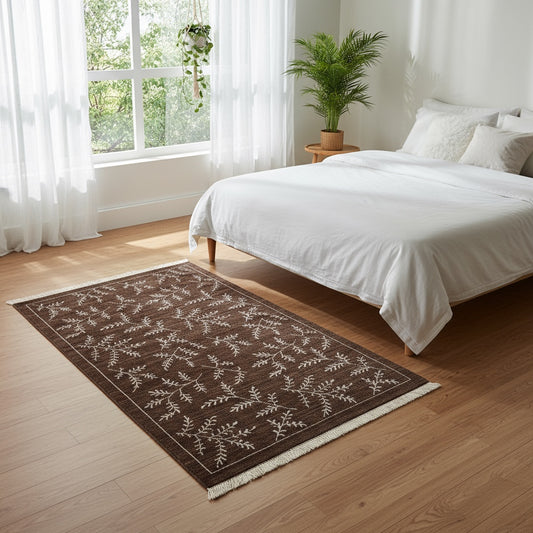 Tappeto moderno “Sussurri di Natura” di Dario (140x98 cm), annodato a mano. Motivo di rami stilizzati su fondo marrone, lana tinta vegetale. Pezzo unico con certificato.