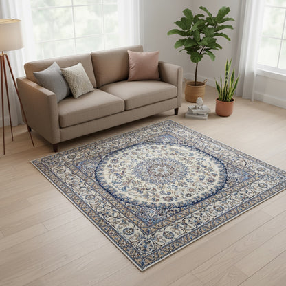 Tappeto Nain con medaglione floreale stilizzato su fondo beige e dettagli celesti, annodato a mano in Persia con lana mista seta e cotone.