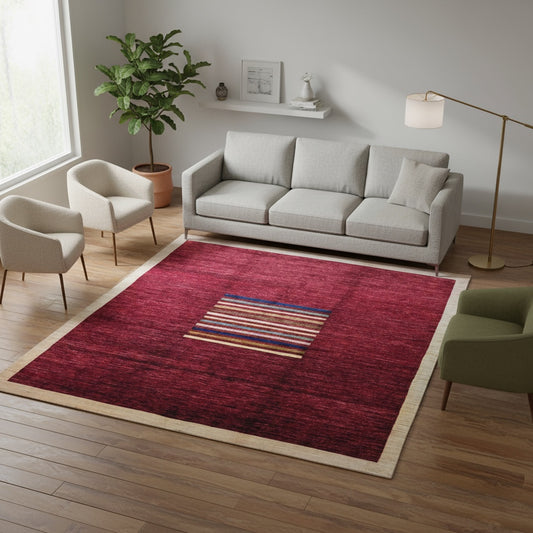 Tappeto moderno "Vibrazioni Cromatiche" 250x208 cm con campo bordeaux e righe verticali multicolori, annodato a mano con vello in lana e cotone resistente.