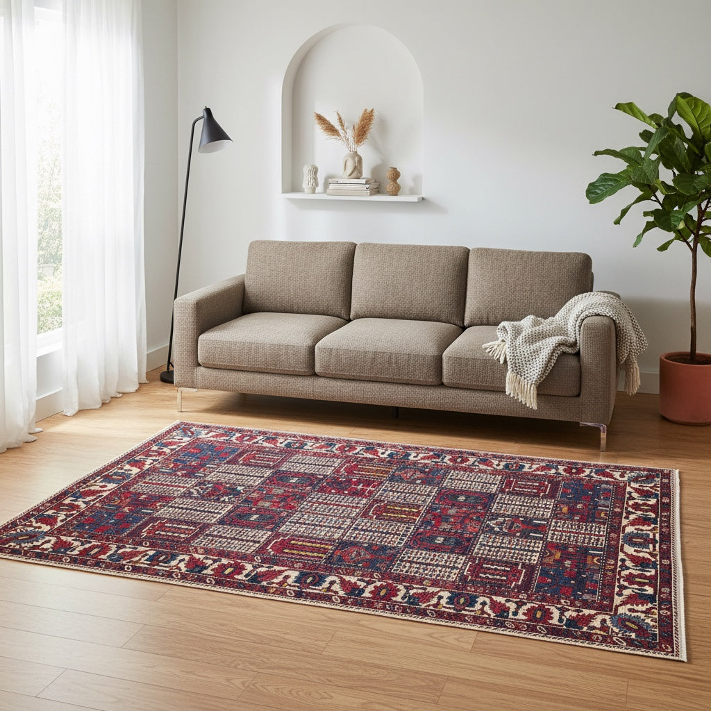 Tappeto persiano Bakhtiar 306x211 cm, motivo a pannelli con decorazioni floreali e geometriche in rosso, blu e avorio, annodato a mano in lana vegetale.