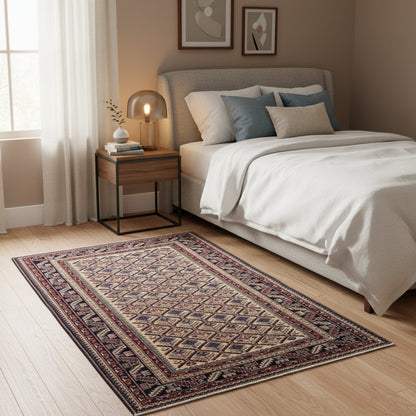 Tappeto Shirvan 167x122 cm in lana annodata a mano, fondo chiaro con rombi geometrici e cornice caucasica.