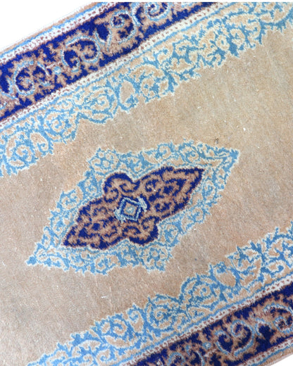 Passatoia Kerman persiana, fondo beige con motivi geometrici, annodato a mano, 297x74 cm.