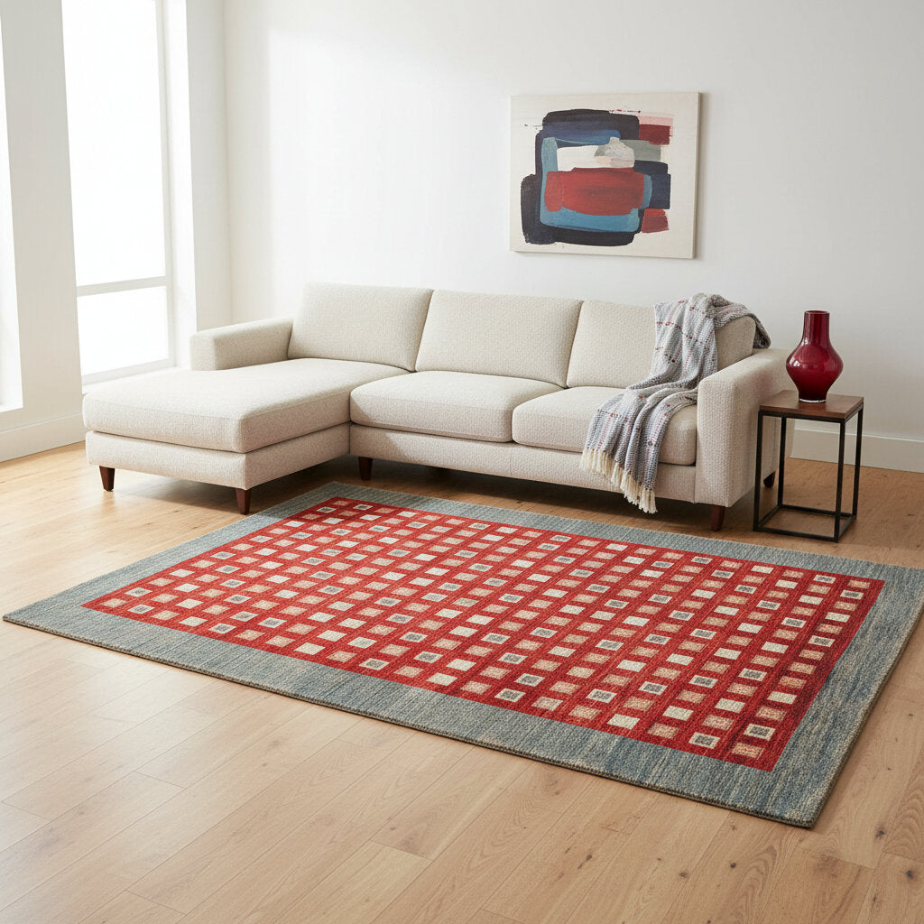 Tappeto moderno "Griglia di Sfumature" 295x208 cm con motivo a griglia in sfumature di rosso, beige e grigio, bordura verde petrolio.