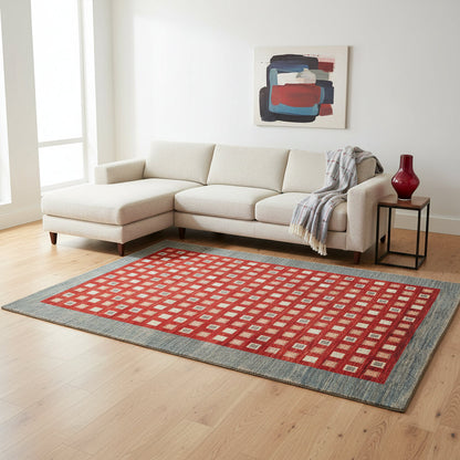 Tappeto moderno "Griglia di Sfumature" 295x208 cm con motivo a griglia in sfumature di rosso, beige e grigio, bordura verde petrolio.