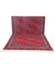 Tappeto Bukhara 280x180 cm con fondo rosso rubino e motivi geometrici ripetuti, tramato ed annodato a mano, provenienza Asia Centrale.