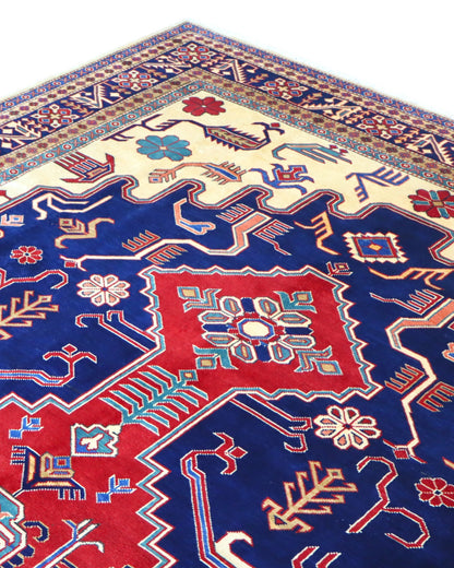 Tappeto Shirvan 317x224 cm con fondo blu, medaglione rosso e dettagli geometrici avorio e giallo, tramato ed annodato a mano, provenienza Caucaso.