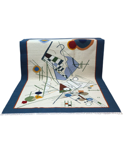 Tappeto Kilim moderno 228x204 cm con fondo chiaro e motivi astratti multicolori, tramato ed annodato a mano, provenienza Afghanistan.