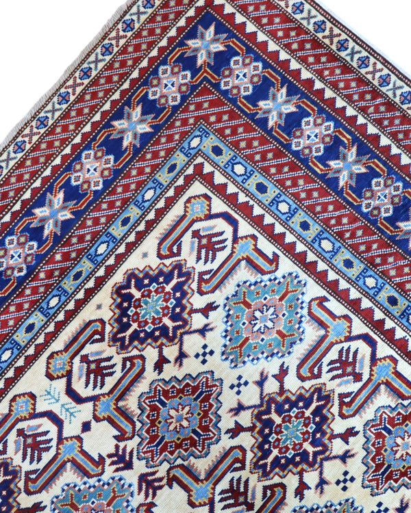 Tappeto Kilim moderno 228x204 cm con fondo chiaro e motivi astratti multicolori, tramato ed annodato a mano, provenienza Afghanistan.