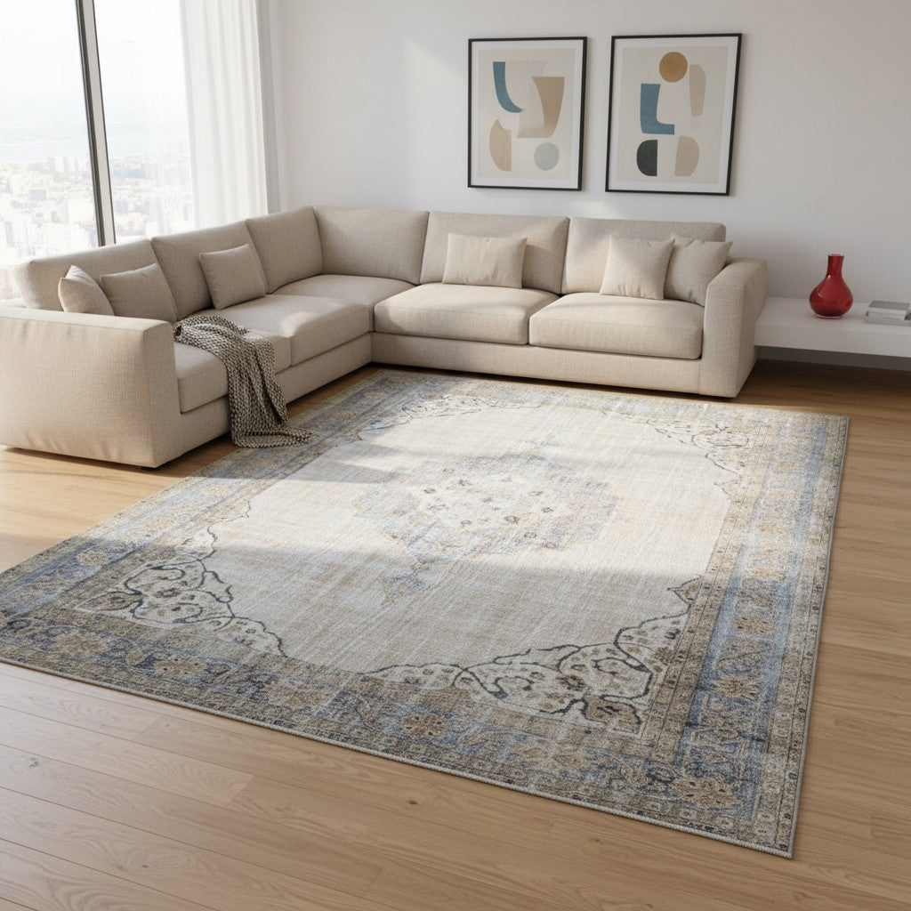 Tappeto vintage 347x244 cm, annodato a mano, fondo beige, cornice marrone bruciato, medaglione centrale e motivi decorativi, certificato di autenticità incluso.