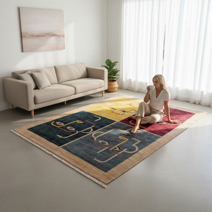 "Tappeto Moderno con quattro volti astratti su pannelli grigio, blu, bordeaux e giallo, 303x210 cm, annodato a mano."