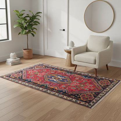 Tappeto Shiraz in rosso melograno con motivi geometrici e stilizzati, evocante un giardino persiano. Annodato a mano con lana e colori vegetali naturali in Persia.