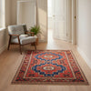 Tappeto caucasico annodato a mano in lana, con colori vegetali naturali rosso e blu. Design geometrico tradizionale e artigianato autentico per un tocco di eleganza storica.