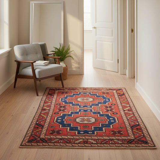 Tappeto caucasico annodato a mano in lana, con colori vegetali naturali rosso e blu. Design geometrico tradizionale e artigianato autentico per un tocco di eleganza storica.