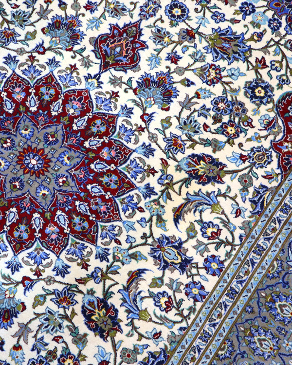 "Tappeto Kashan persiano avorio rosso e blu con medaglione centrale, 310x214 cm."