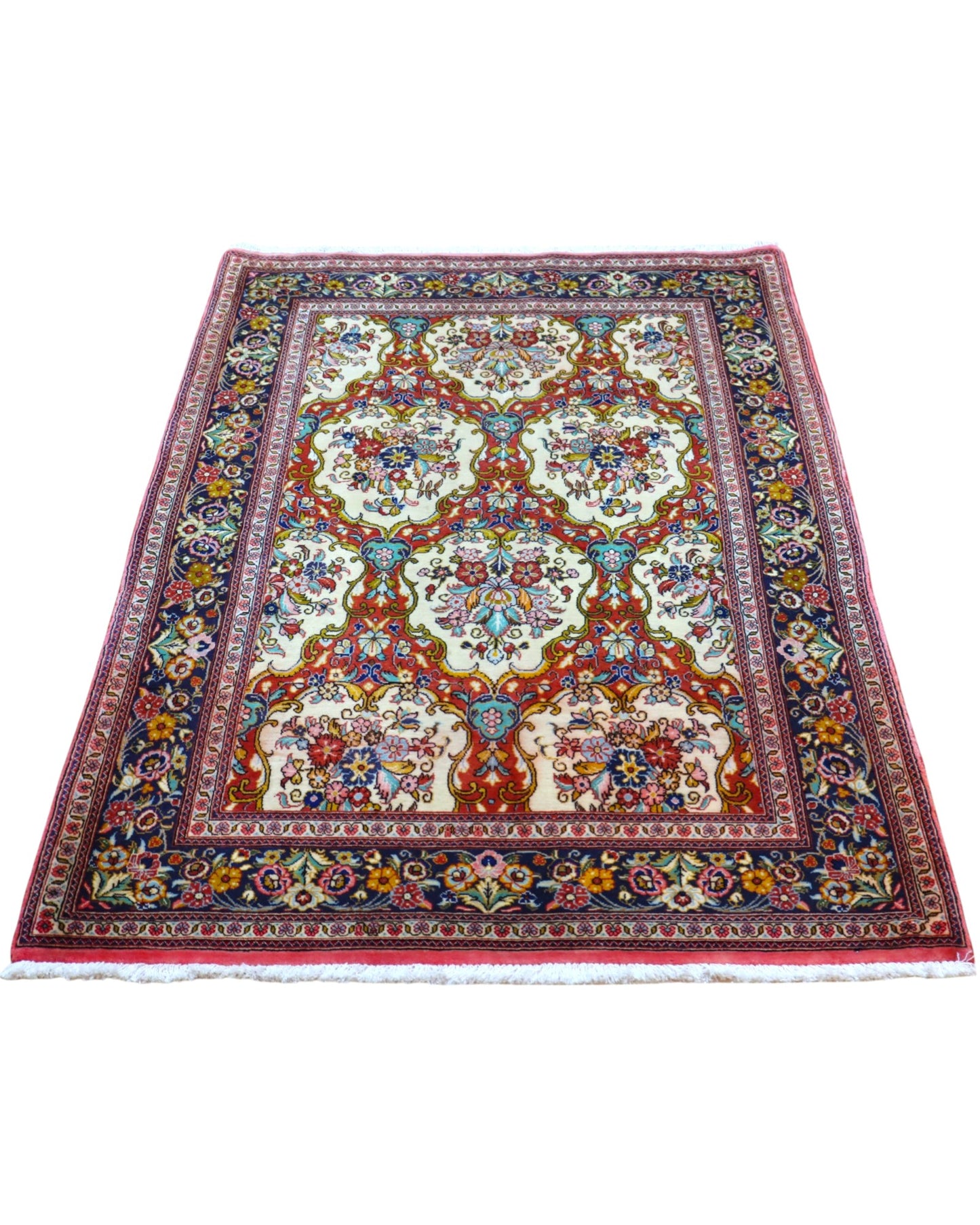 Tappeto Qom avorio 164x107 cm con disegni floreali in salotto raffinato