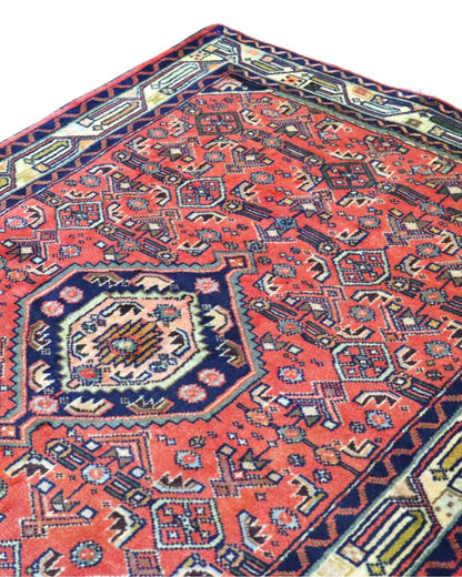 Tappeto Hamedan geometrico rosso 150x105 cm in camera da letto