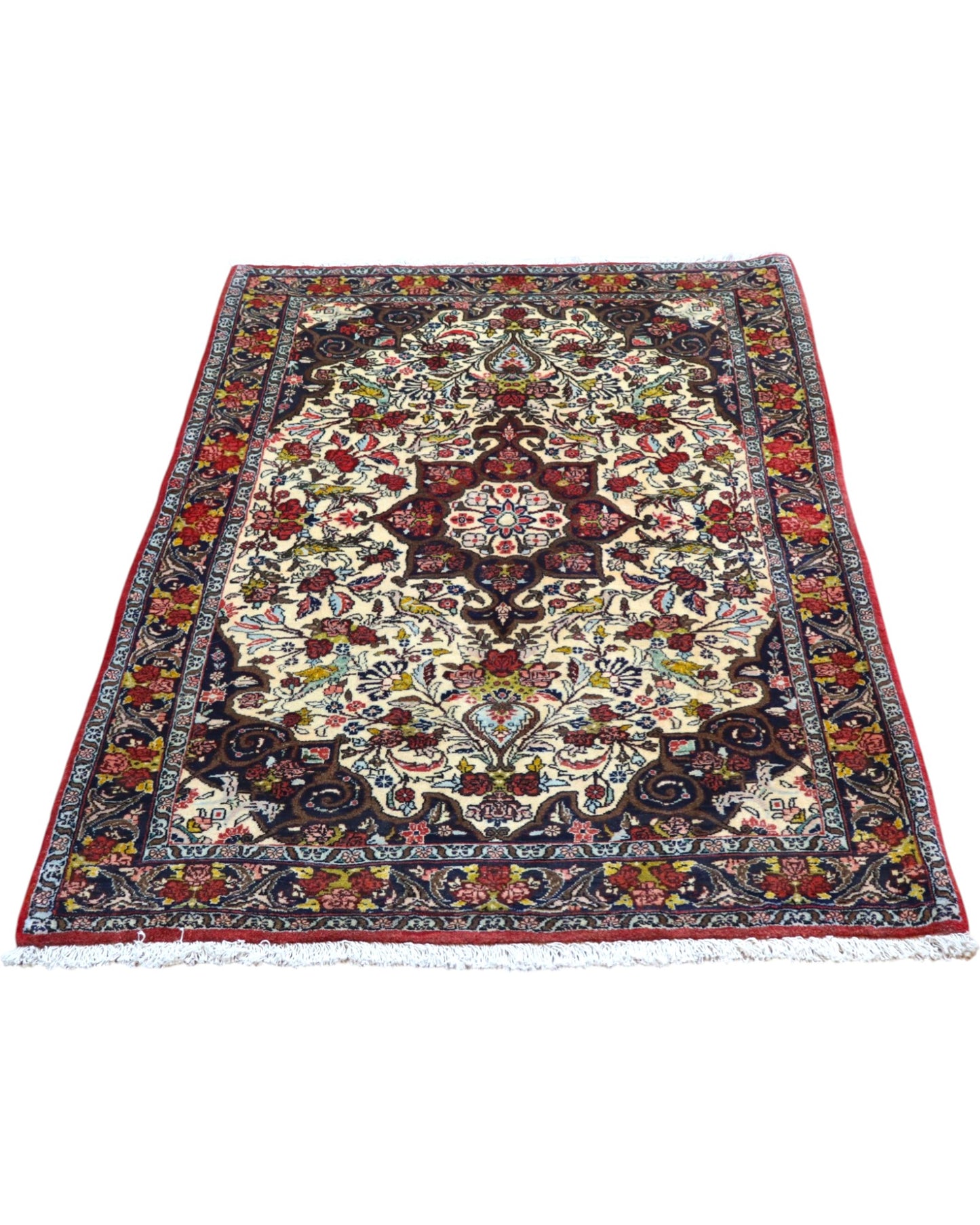 Tappeto Bijar avorio 165x115 cm con medaglione centrale in salotto