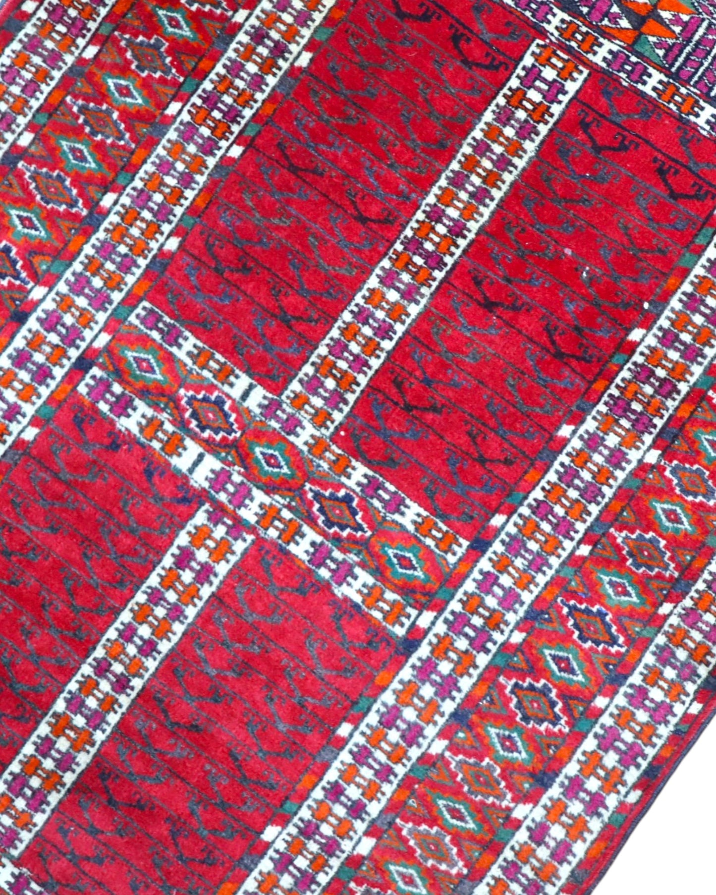 Tappeto Bokhara geometrico rosso 130x90 cm in camera da letto