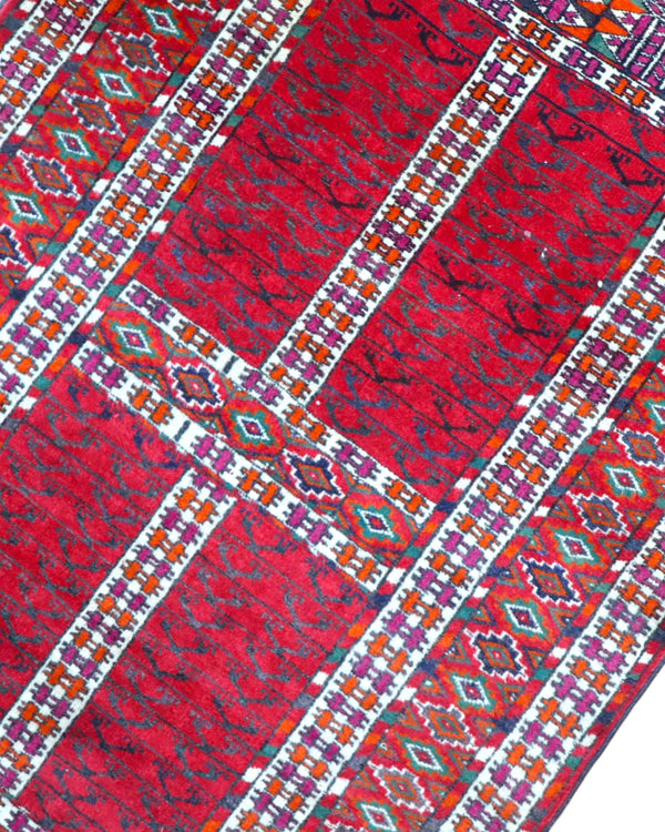 Tappeto Bokhara geometrico rosso 130x90 cm in camera da letto
