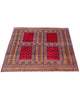 Tappeto tribale rosso 108x119 cm con disegni Bokhara in salotto