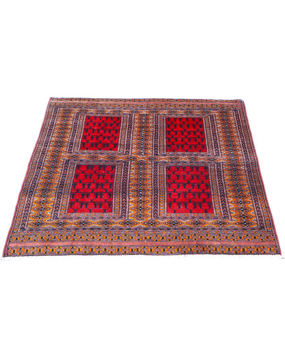 Tappeto tribale rosso 108x119 cm con disegni Bokhara in salotto