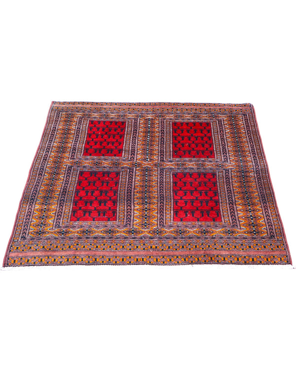 Tappeto tribale rosso 108x119 cm con disegni Bokhara in salotto