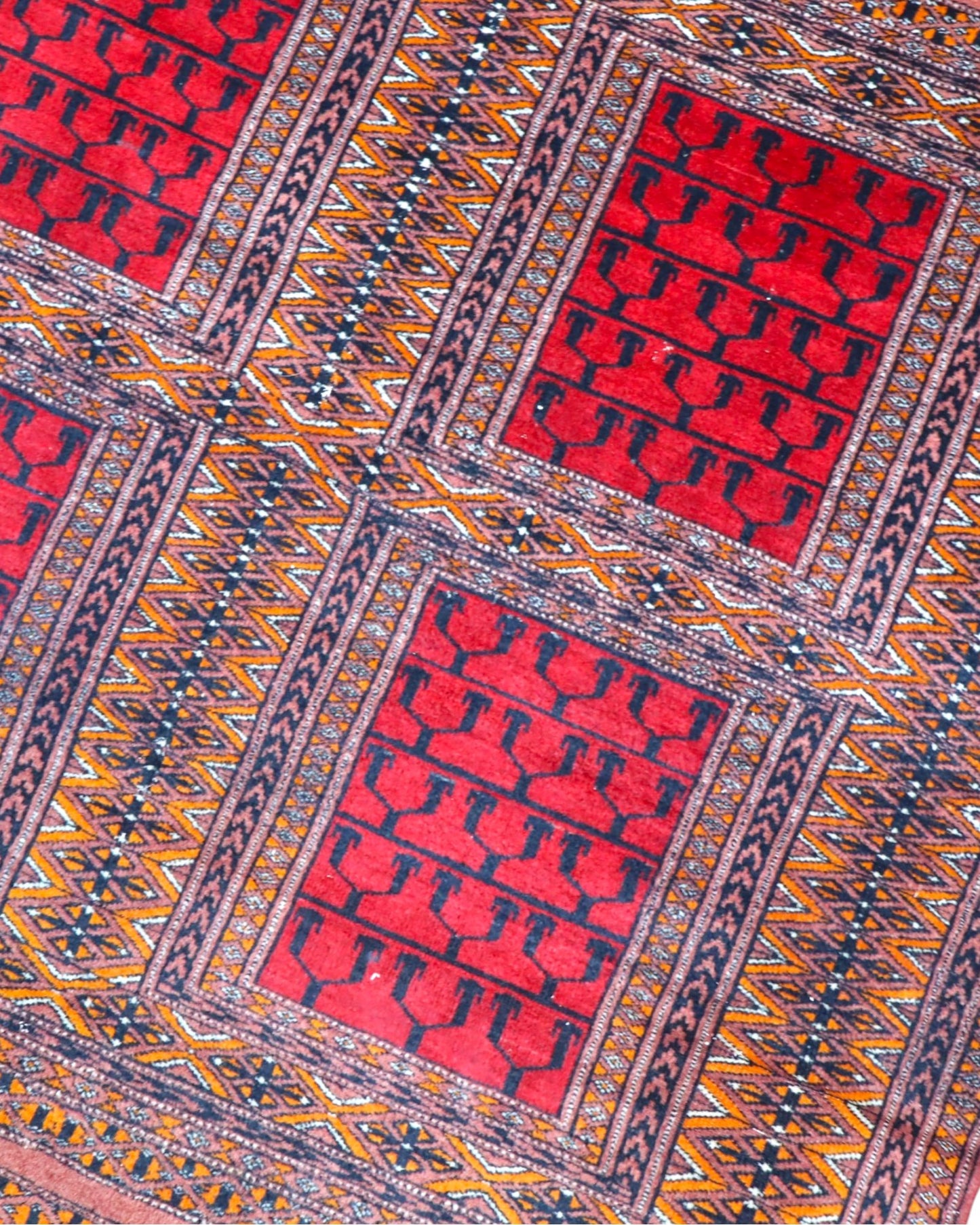 Tappeto Bokhara geometrico rosso 108x119 cm in camera da letto