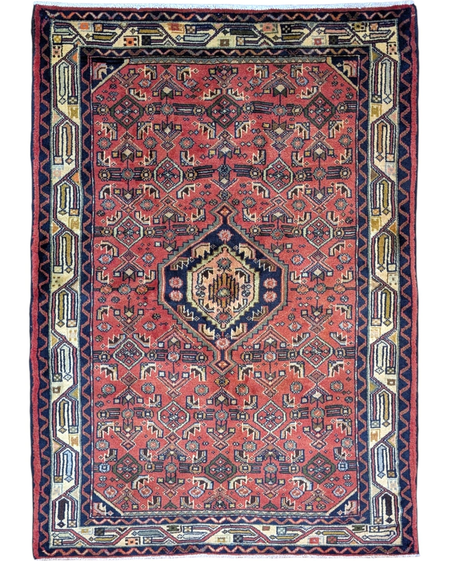 Tappeto persiano 150x105 cm rosso con medaglione geometrico in soggiorno elegante
