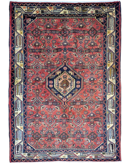 Tappeto persiano 150x105 cm rosso con medaglione geometrico in soggiorno elegante