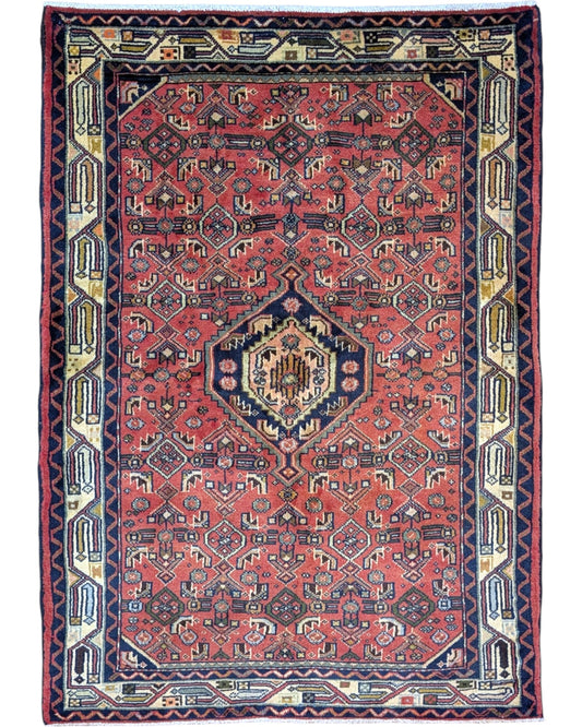 Tappeto persiano 150x105 cm rosso con medaglione geometrico in soggiorno elegante