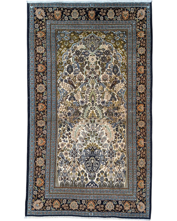Tappeto persiano 157x97 cm beige con motivi floreali in soggiorno elegante