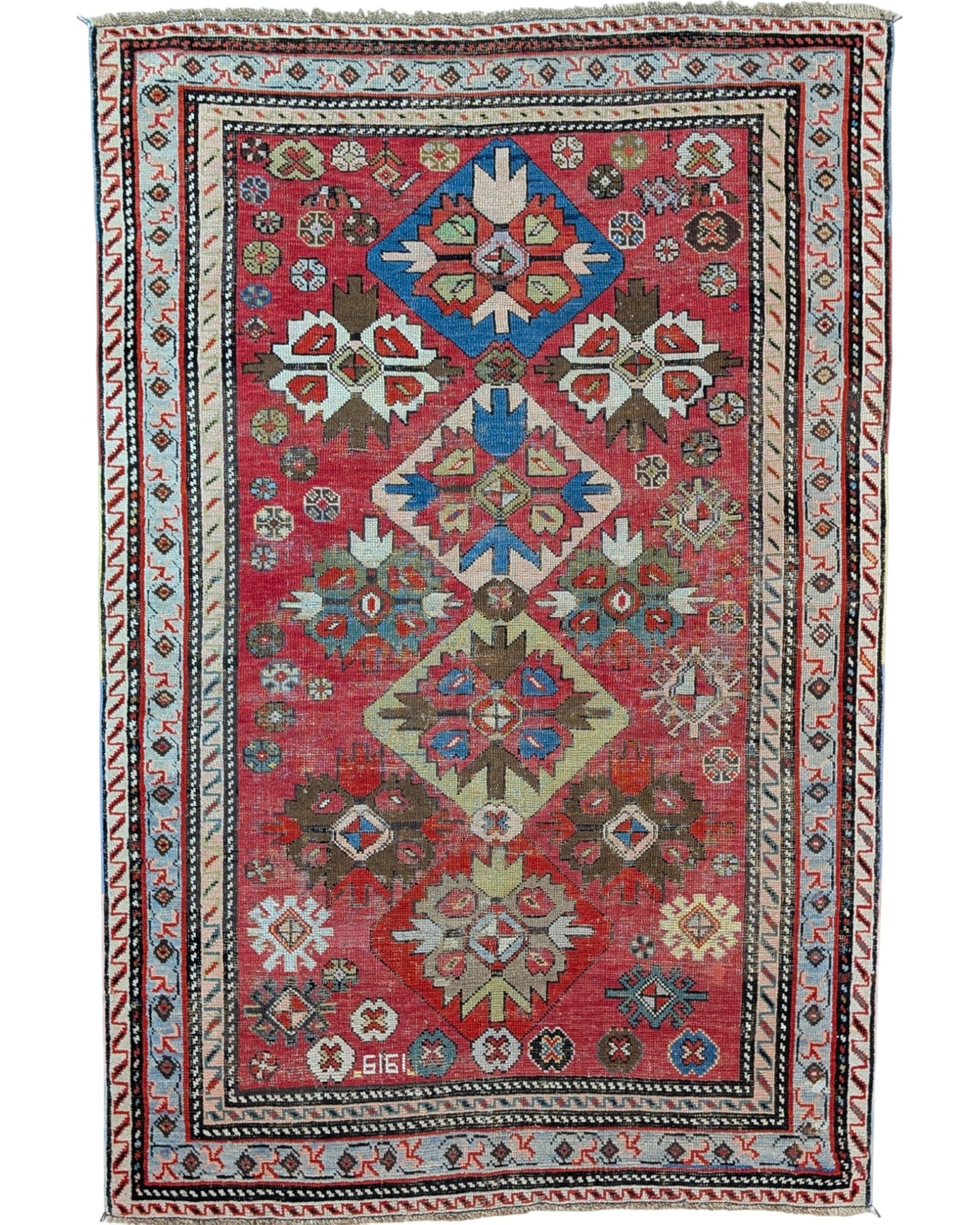 Tappeto caucasico antico 166x110 cm rosso con motivi geometrici in soggiorno elegante