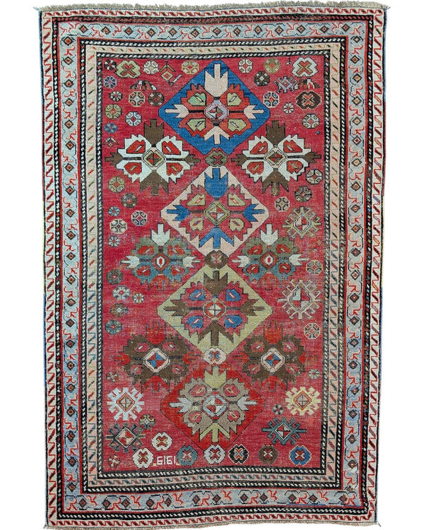 Tappeto caucasico antico 166x110 cm rosso con motivi geometrici in soggiorno elegante