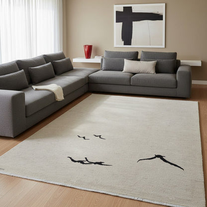 Tappeto moderno “Volo Silenzioso” 305x201 cm di Darios, annodato a mano, campo beige chiaro con uccelli neri stilizzati in volo, lana tinta vegetale, pezzo unico certificato.