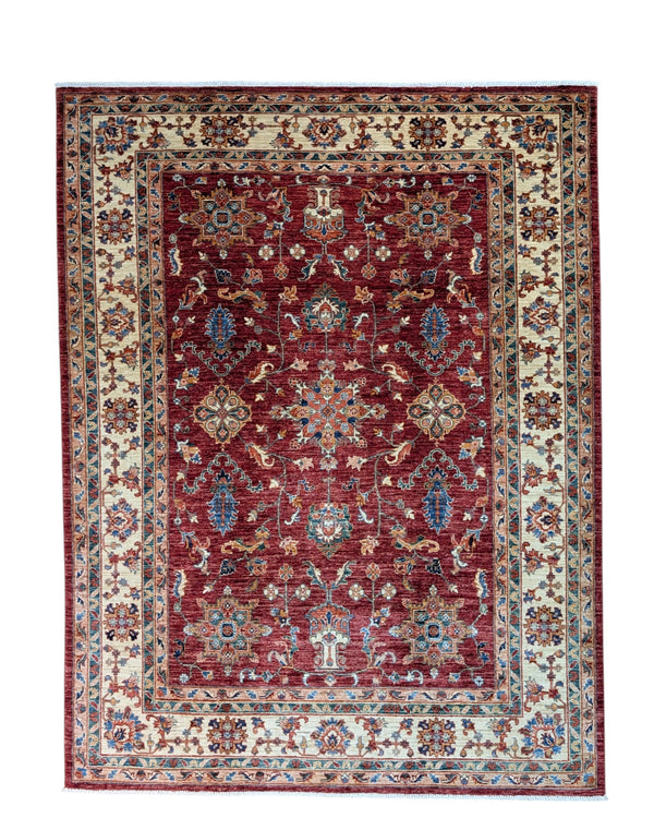 Tappeto Farahan 240x180 cm con fondo rosso rubino, motivi floreali variopinti con accenti verde smeraldo e cornice beige