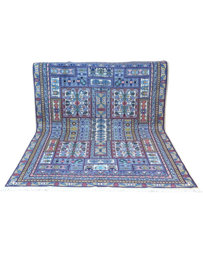 Tappeto 270x200 cm azzurro e blu in soggiorno elegante con disegno geometrico floreale.